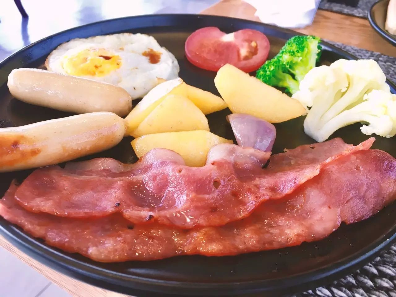 香格里拉薩洛頤度假酒店，以上帝視角看納帕海