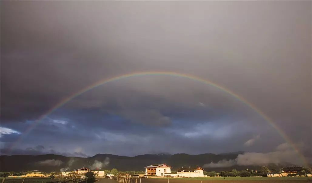 香格里拉薩洛頤度假酒店，以上帝視角看納帕海