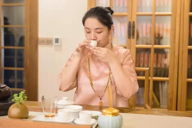 烏龍先生，用心做好茶發(fā)揚博大精深的茶文化