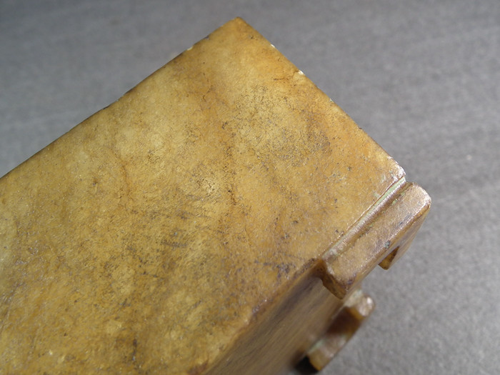 明代老和田白玉帶黑沁素面長(zhǎng)方形大玉水盂