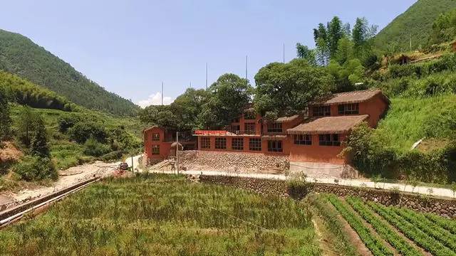 螞蟻尚墅，在山谷的花田美舍里生活