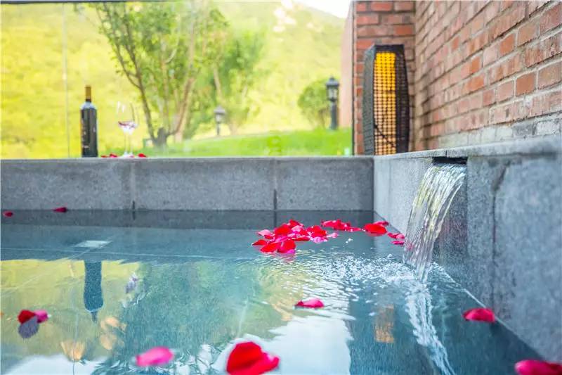 北京金岳臺(tái)溫泉酒店，承載著上個(gè)世紀(jì)的老磚樓