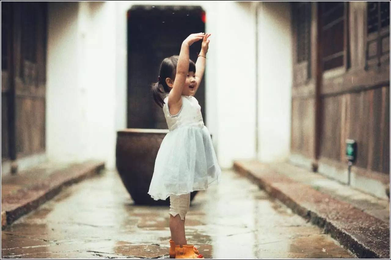 塘棲古鎮(zhèn)小茶姑娘，古鎮(zhèn)溪邊沐浴清風(fēng)滌蕩心靈