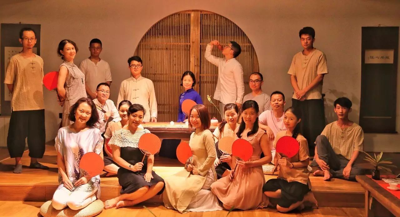 塘棲古鎮(zhèn)小茶姑娘，古鎮(zhèn)溪邊沐浴清風(fēng)滌蕩心靈