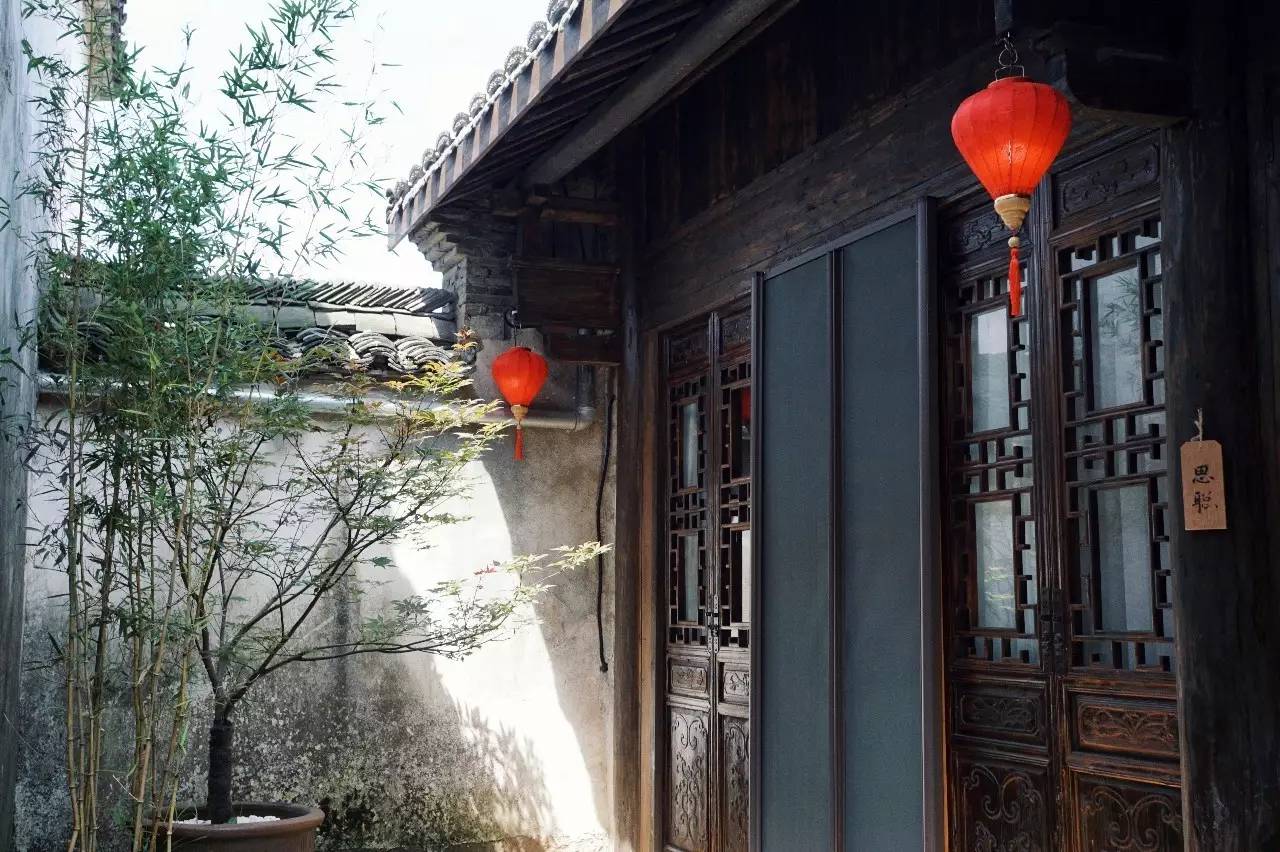 塘棲古鎮(zhèn)小茶姑娘，古鎮(zhèn)溪邊沐浴清風(fēng)滌蕩心靈