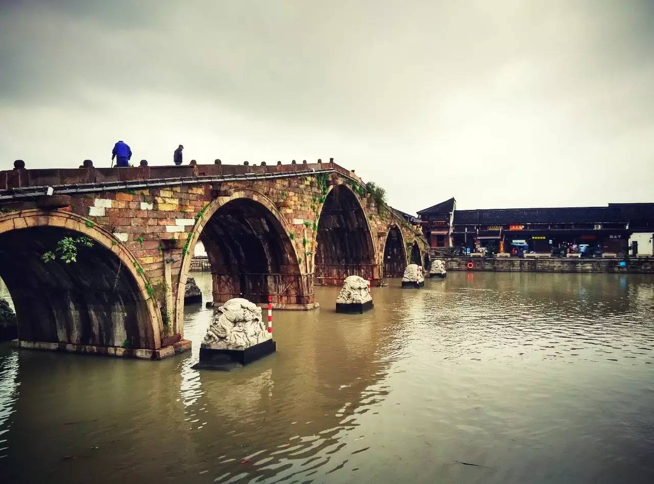 塘棲古鎮(zhèn)小茶姑娘，古鎮(zhèn)溪邊沐浴清風(fēng)滌蕩心靈