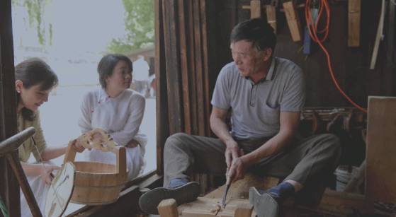 塘棲古鎮(zhèn)小茶姑娘，古鎮(zhèn)溪邊沐浴清風(fēng)滌蕩心靈