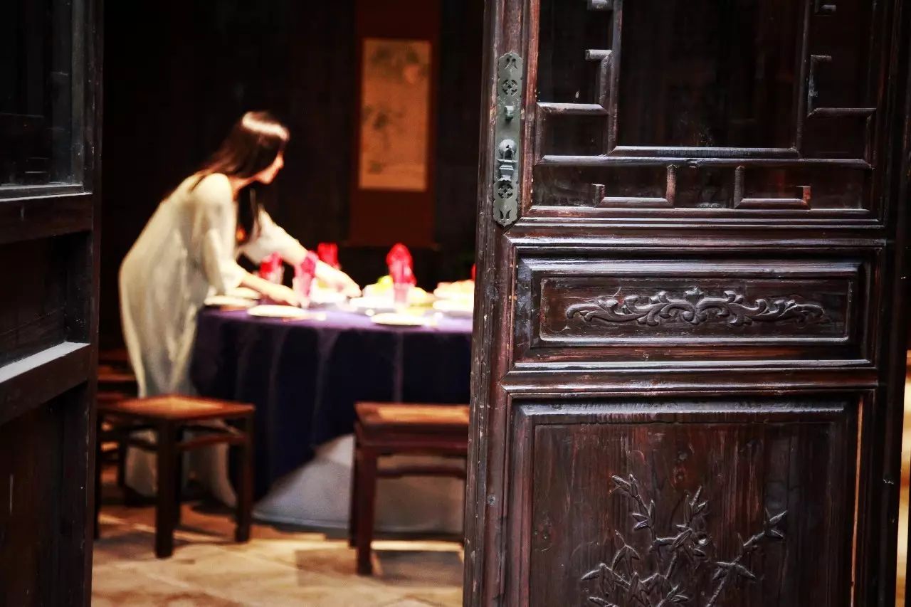 塘棲古鎮(zhèn)小茶姑娘，古鎮(zhèn)溪邊沐浴清風(fēng)滌蕩心靈