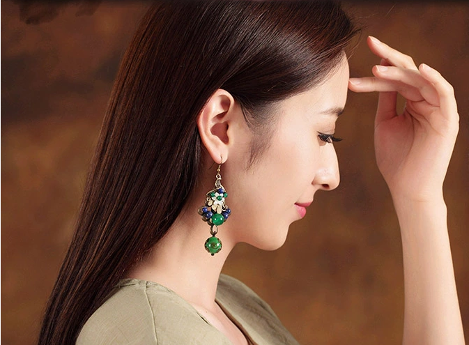 雀織錦屏復(fù)古匠心啟航閱讀綠色孔雀琉璃耳環(huán)首飾