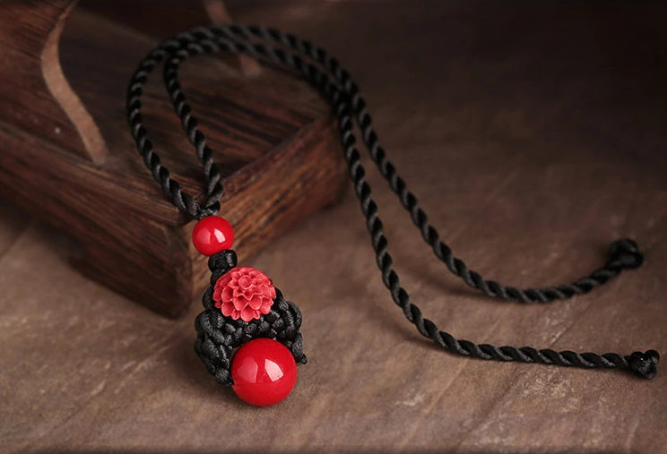 簡(jiǎn)約紅吊墜鎖骨鏈古典匠心啟航閱讀項(xiàng)鏈