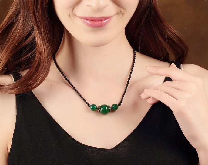 簡(jiǎn)約瑪瑙吊墜鎖骨鏈古典復(fù)古項(xiàng)鏈