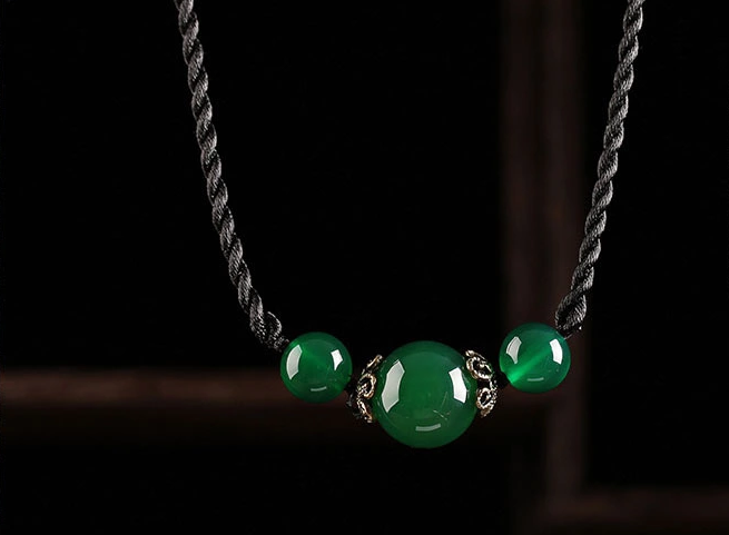 簡(jiǎn)約瑪瑙吊墜鎖骨鏈古典復(fù)古項(xiàng)鏈