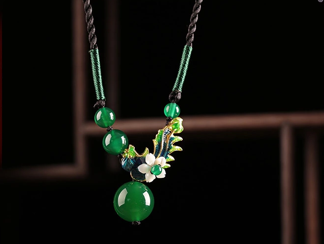 綠瑪瑙景泰藍(lán)吊墜鎖骨鏈復(fù)古風(fēng)時尚項鏈