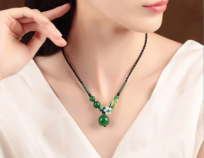 綠瑪瑙景泰藍(lán)吊墜鎖骨鏈復(fù)古風(fēng)時尚項鏈
