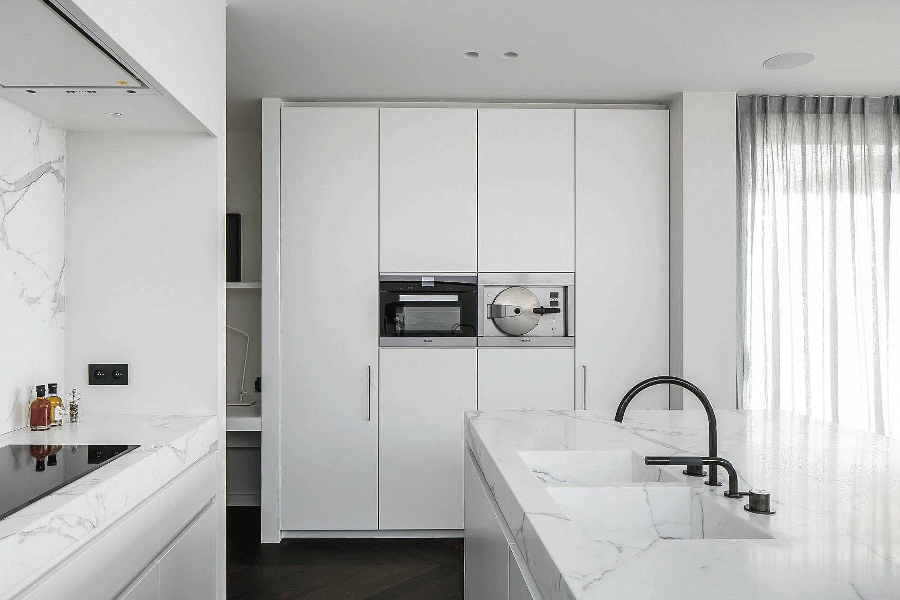 越白越簡，越極致