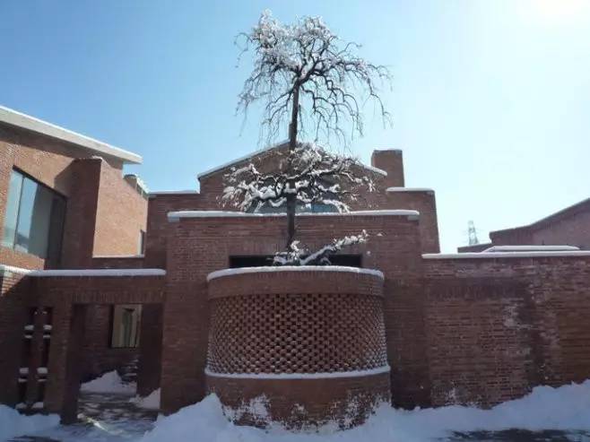 紅磚的建筑藝術(shù)，每一張紅磚墻都可以拿去做紅