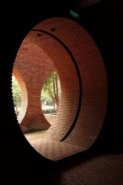 紅磚的建筑藝術(shù)，每一張紅磚墻都可以拿去做紅