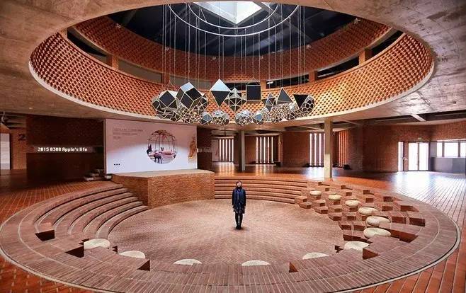 紅磚的建筑藝術(shù)，每一張紅磚墻都可以拿去做紅