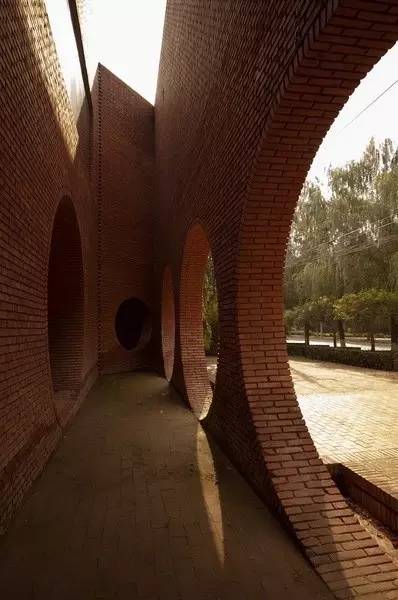 紅磚的建筑藝術(shù)，每一張紅磚墻都可以拿去做紅