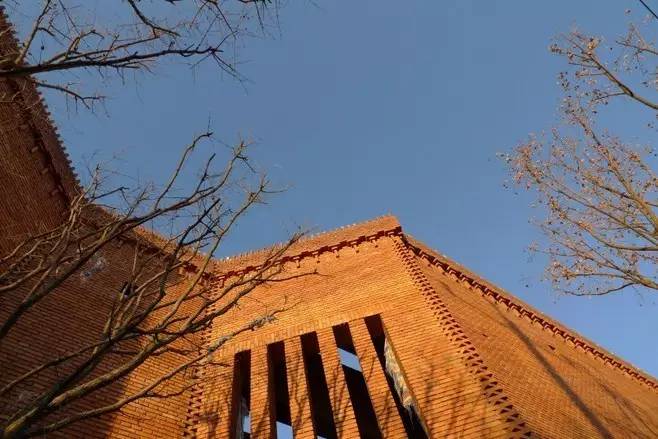 紅磚的建筑藝術(shù)，每一張紅磚墻都可以拿去做紅