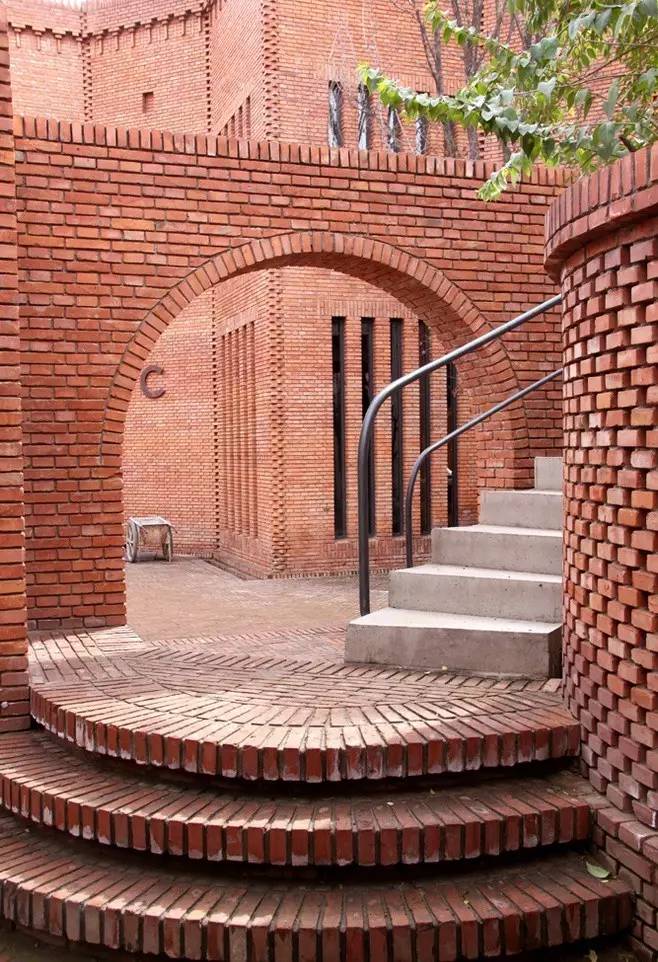紅磚的建筑藝術(shù)，每一張紅磚墻都可以拿去做紅