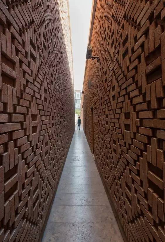 紅磚的建筑藝術(shù)，每一張紅磚墻都可以拿去做紅