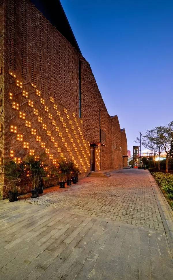 紅磚的建筑藝術(shù)，每一張紅磚墻都可以拿去做紅