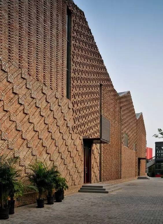 紅磚的建筑藝術(shù)，每一張紅磚墻都可以拿去做紅