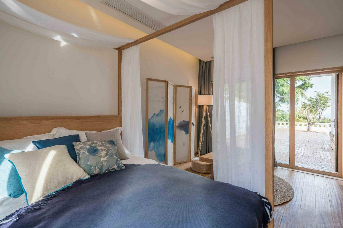 原木風(fēng)情的青島民宿，聽大海的聲音