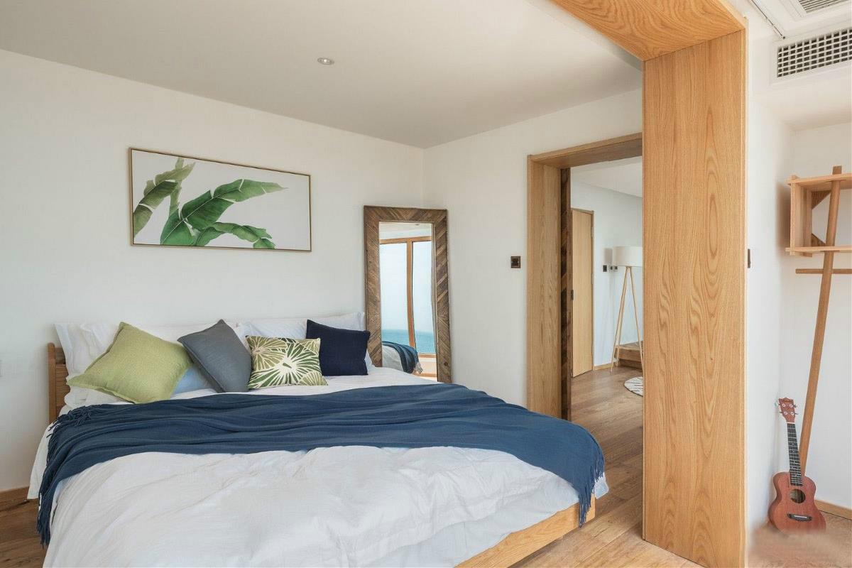 原木風(fēng)情的青島民宿，聽大海的聲音