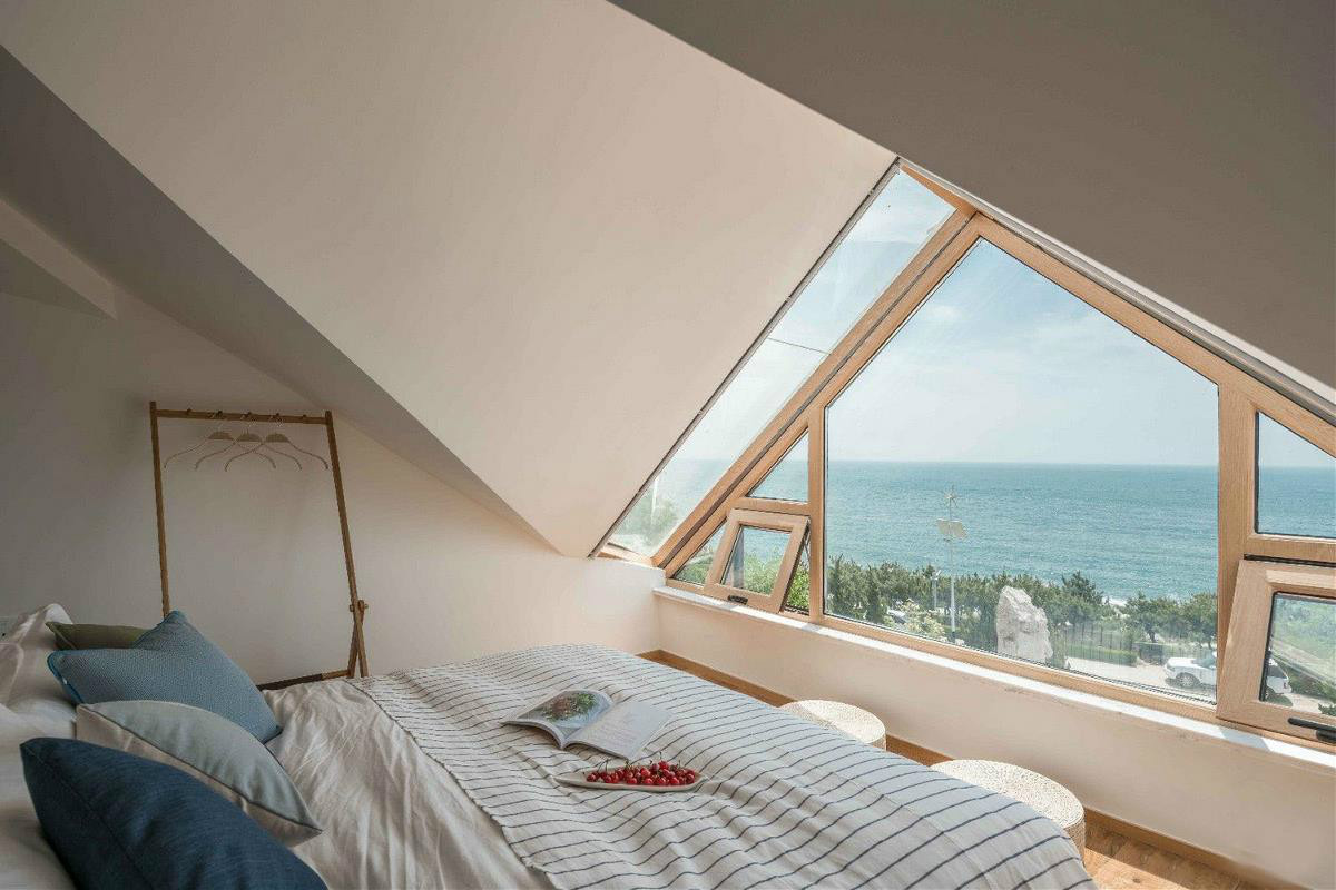 原木風(fēng)情的青島民宿，聽大海的聲音