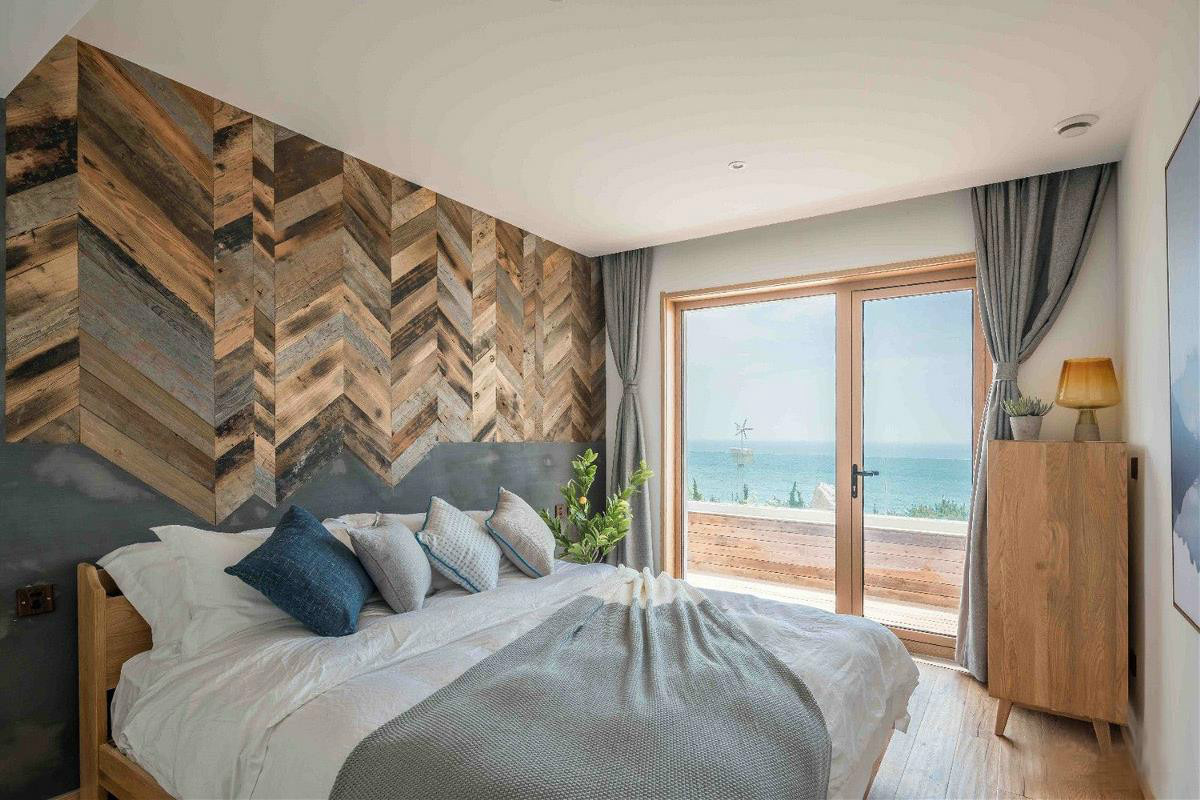 原木風(fēng)情的青島民宿，聽大海的聲音