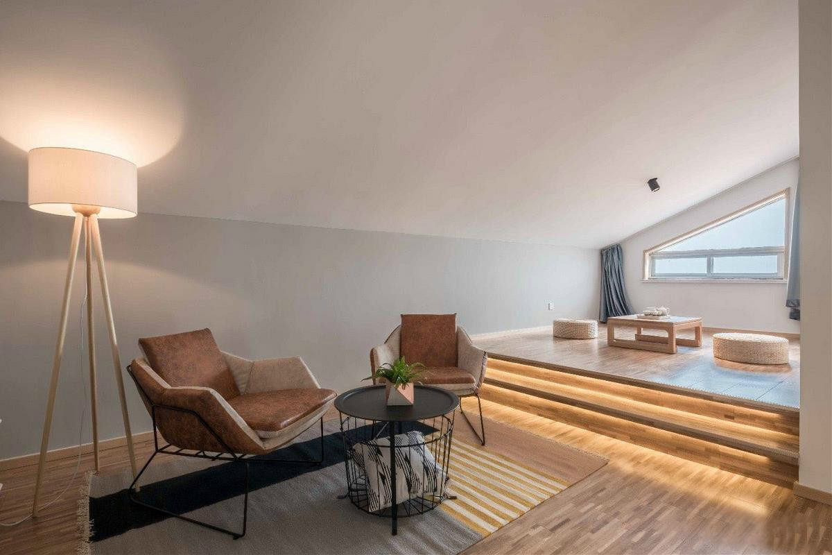 原木風(fēng)情的青島民宿，聽大海的聲音