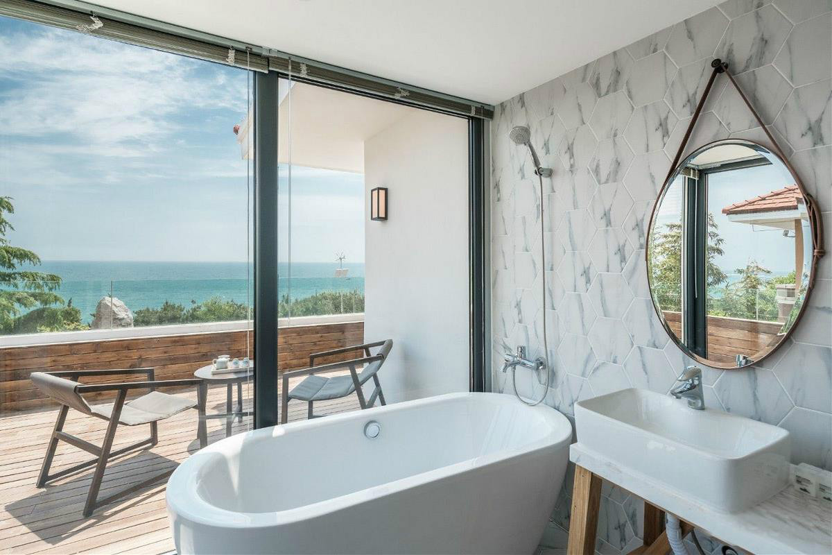 原木風(fēng)情的青島民宿，聽大海的聲音