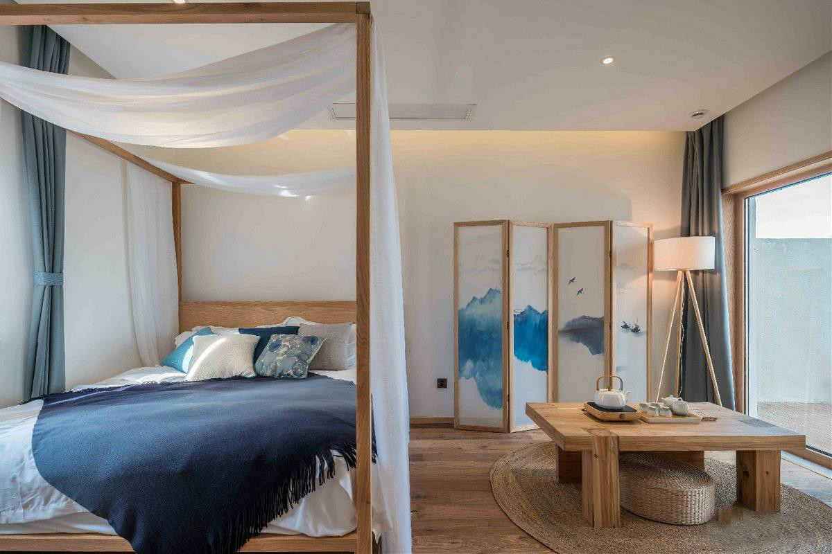 原木風(fēng)情的青島民宿，聽大海的聲音