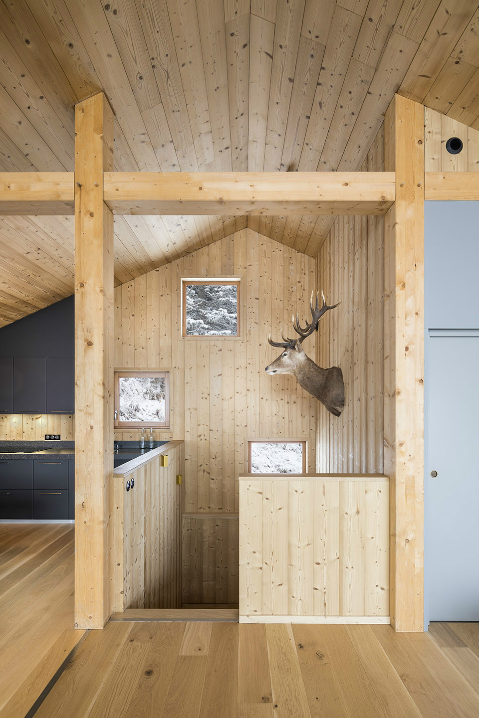 當(dāng)原木遇上雪花別有情調(diào)，雪中木屋設(shè)計