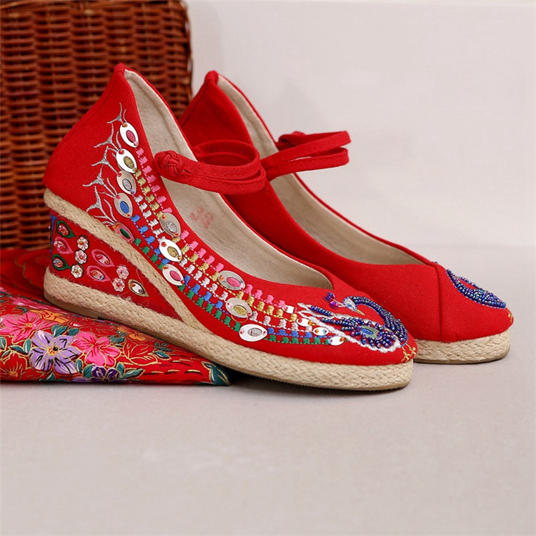 坡跟系帶繡花鞋，中式婚鞋