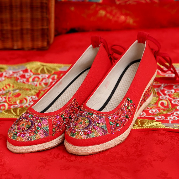 坡跟系帶繡花鞋，中式婚鞋
