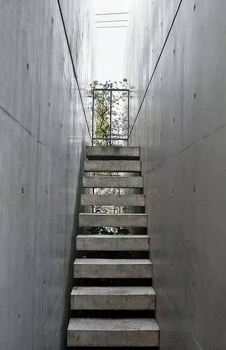 水泥墻樸素寂靜的美，庭院設(shè)計