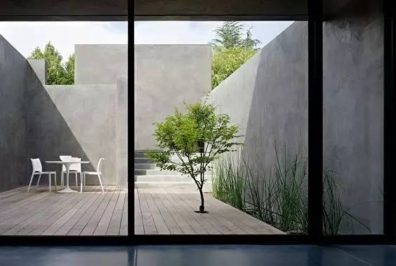 水泥墻樸素寂靜的美，庭院設(shè)計