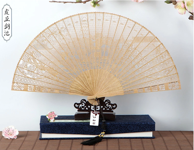 匠心啟航閱讀鏤空雕花古風(fēng)工藝香木折扇