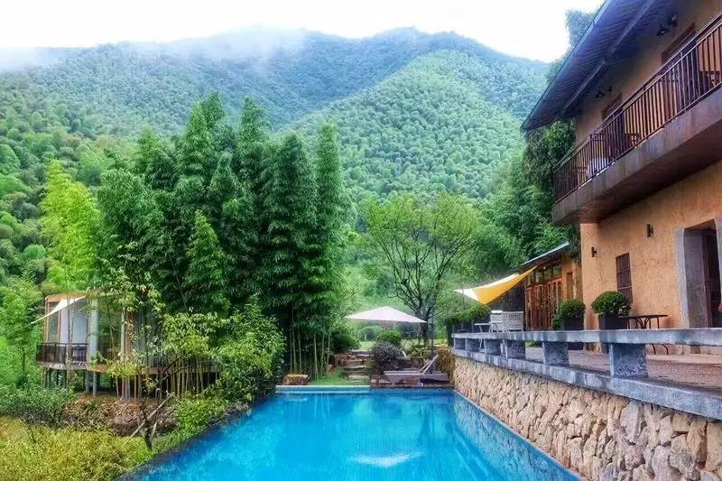 山中傳奇，800米高山無邊泳池