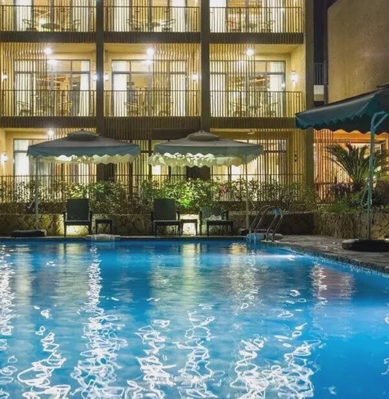 遙遠的山，庭院里的蔚藍泳池