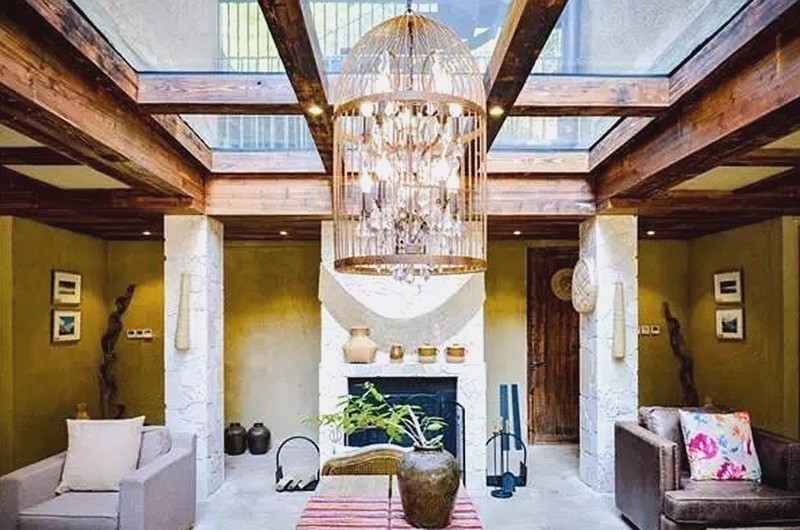 遙遠的山，庭院里的蔚藍泳池