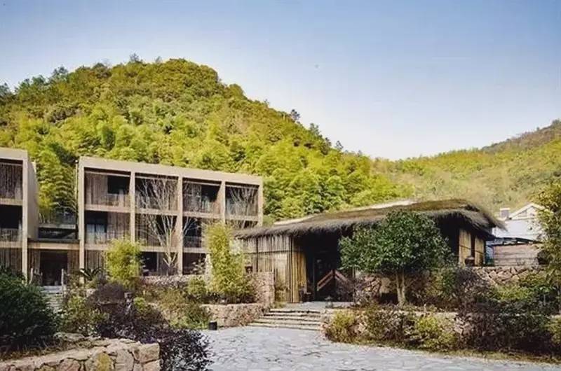 遙遠的山，庭院里的蔚藍泳池