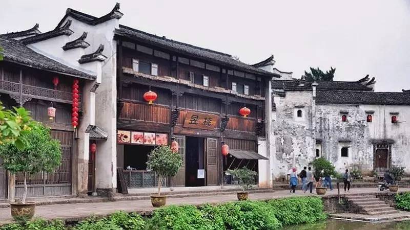 昱棧民宿，百年老宅里的星空泳池