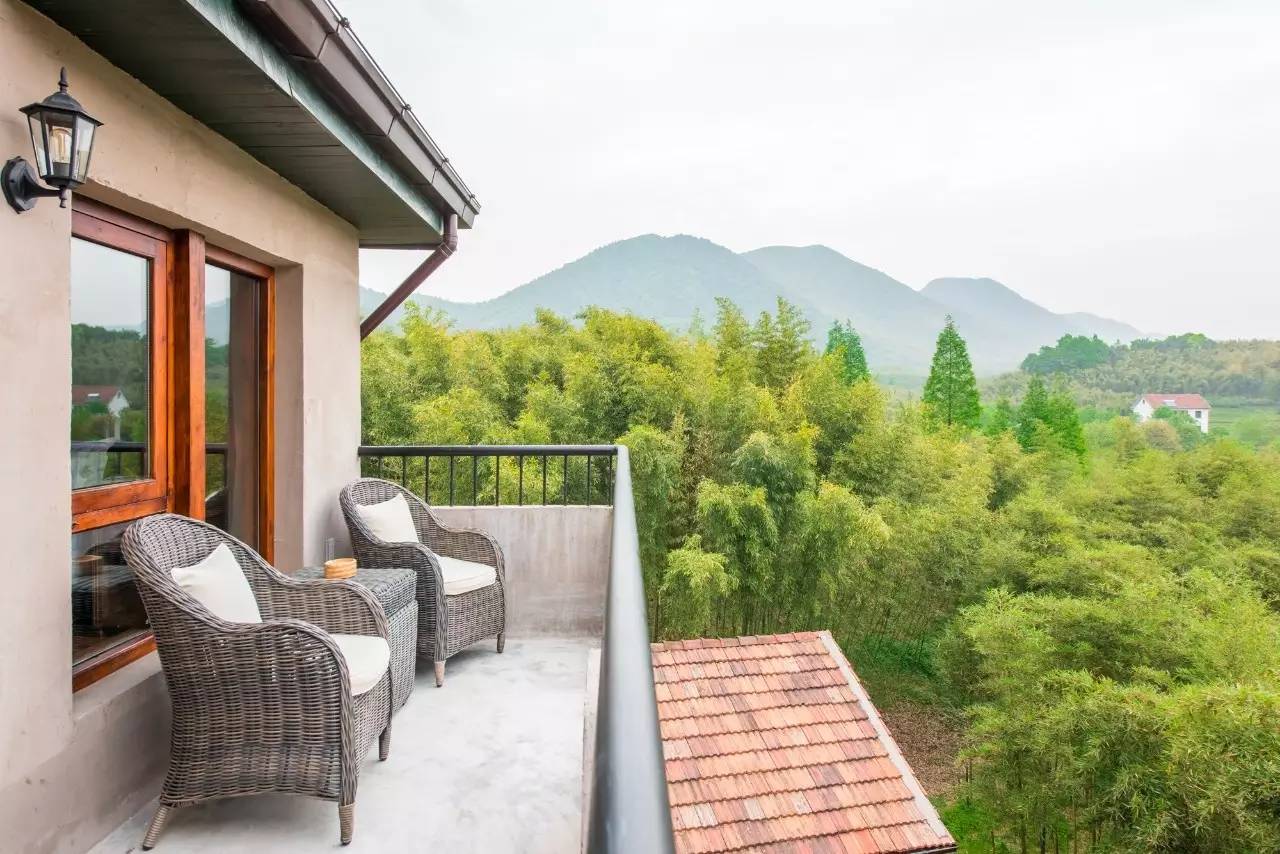 游子山居，推窗見(jiàn)山低頭有水