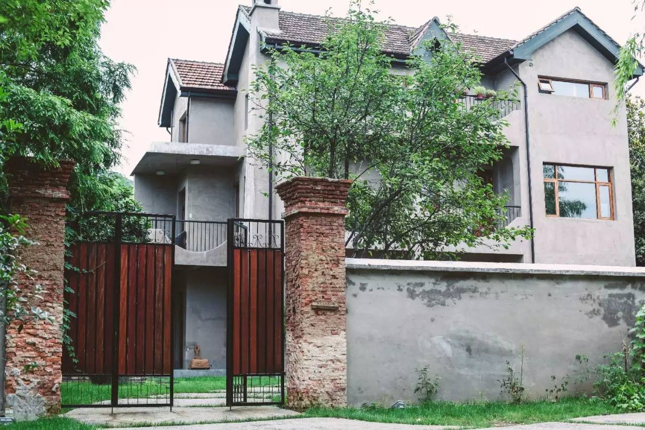 游子山居，推窗見(jiàn)山低頭有水