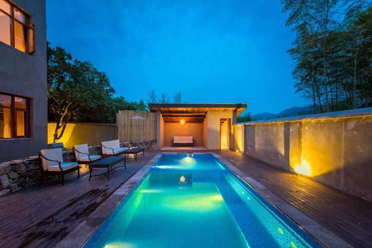 游子山居，推窗見(jiàn)山低頭有水