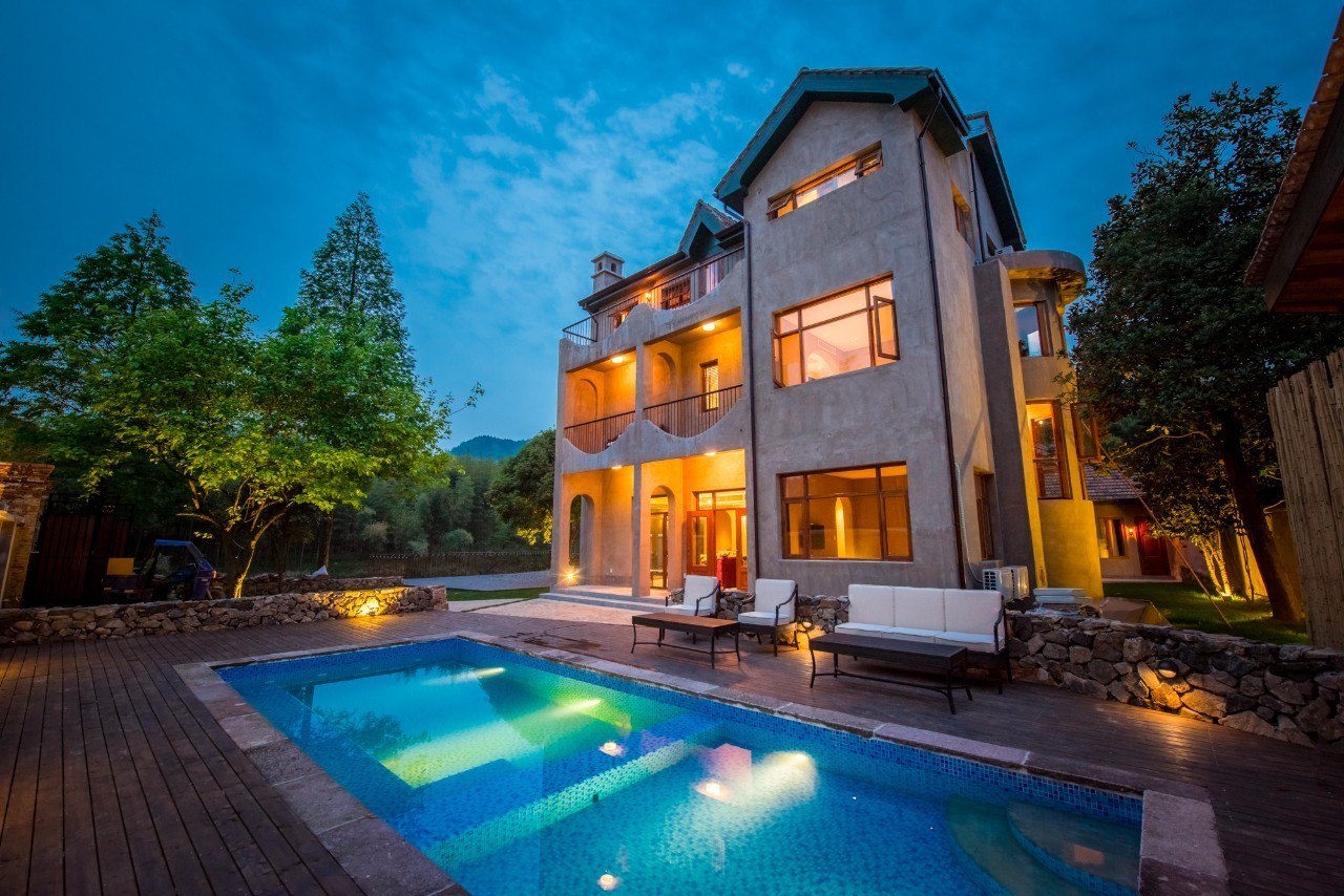 游子山居，推窗見(jiàn)山低頭有水